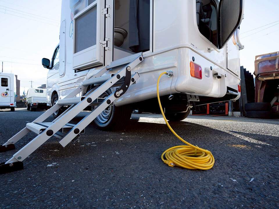 車両後部から伸びる黄色い外部電源コード