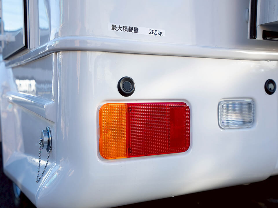 トイレカー背面にある最大積載量（280kg）の表示とテールランプ