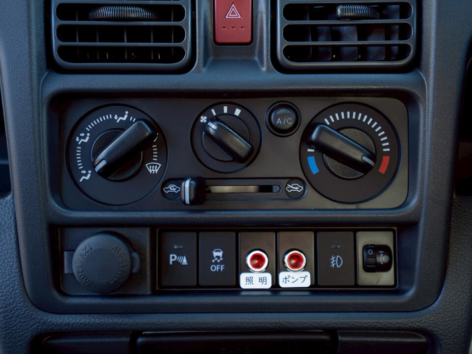 車内のダッシュボードに増設された「照明」と「ポンプ」の専用スイッチ