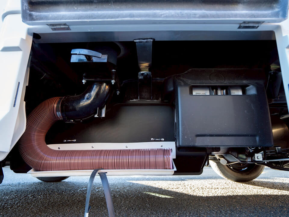 車体下部に格納された汚水排出用のジャバラホース