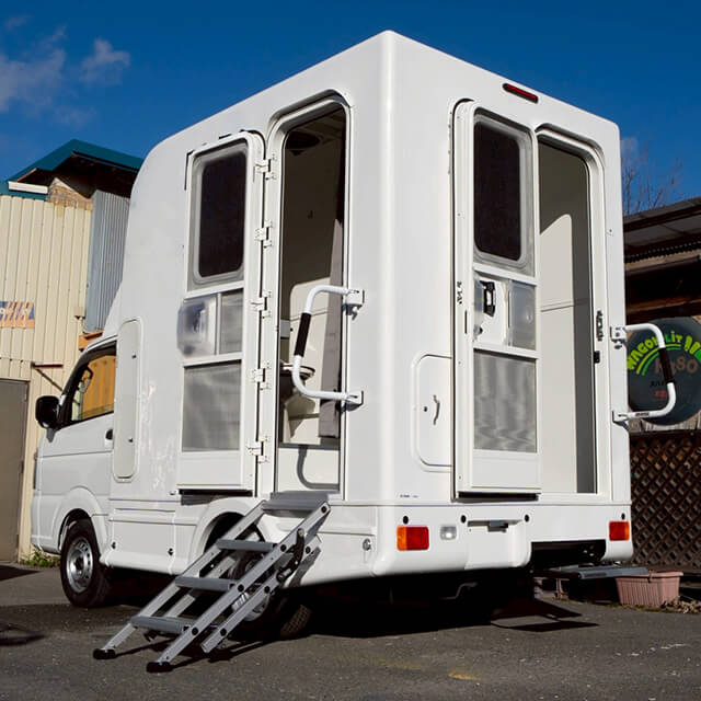 軽トラックをベースにしたコンパクトな自走式トイレカー